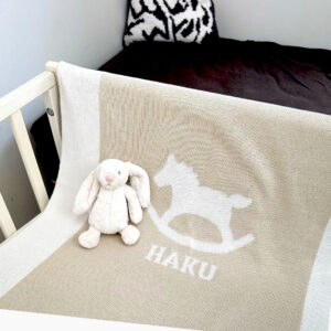 ベージュと白のブランケットポニー