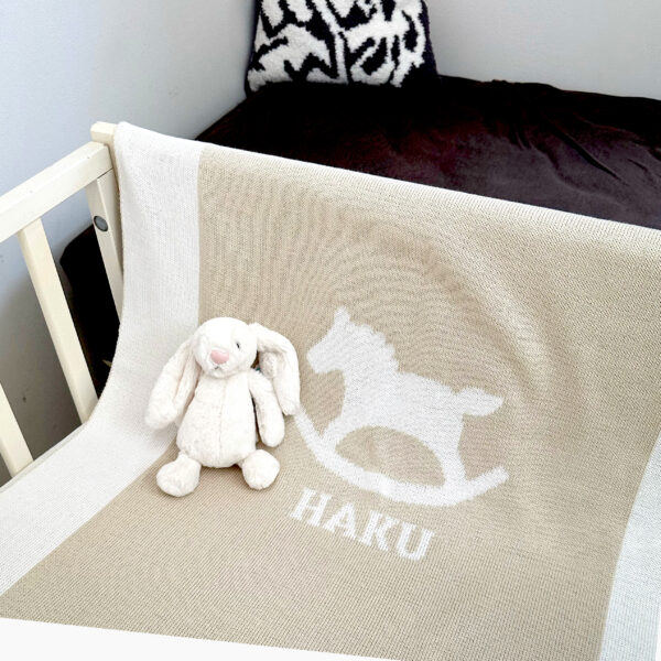 ベージュと白のポニー柄が淡く上品に生えるわけ